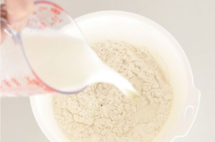 ミックス粉に牛乳を混ぜ入れる画像